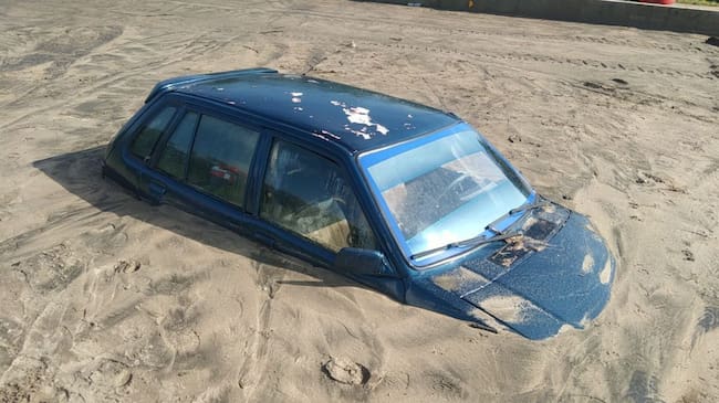 Vehículo que quedó atascado en la Circunvalar de La Prosperidad, tras el desbordamiento de un arroyo