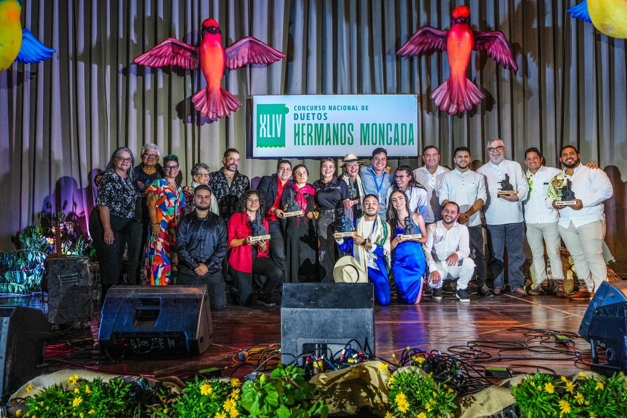 El dueto prisma del departamento de Caldas, fue el ganador del premio a la excelencia el gran Moncada del concurso nacional de duetos hermanos Moncada . Foto: Cortesía alcaldía de Armenia
