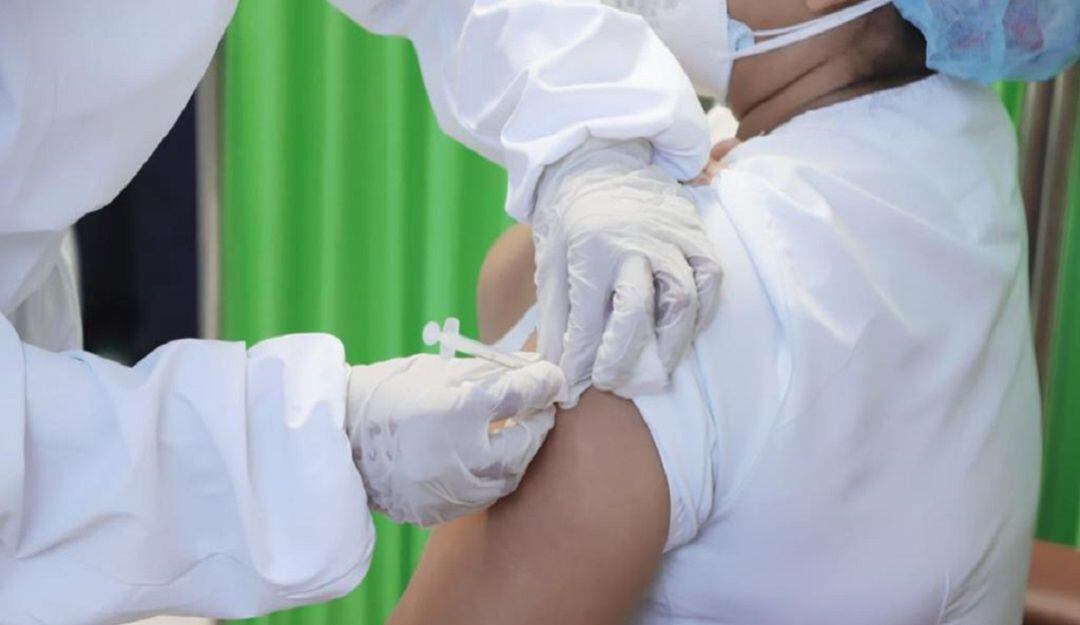 Vacunación a personal de la salud.