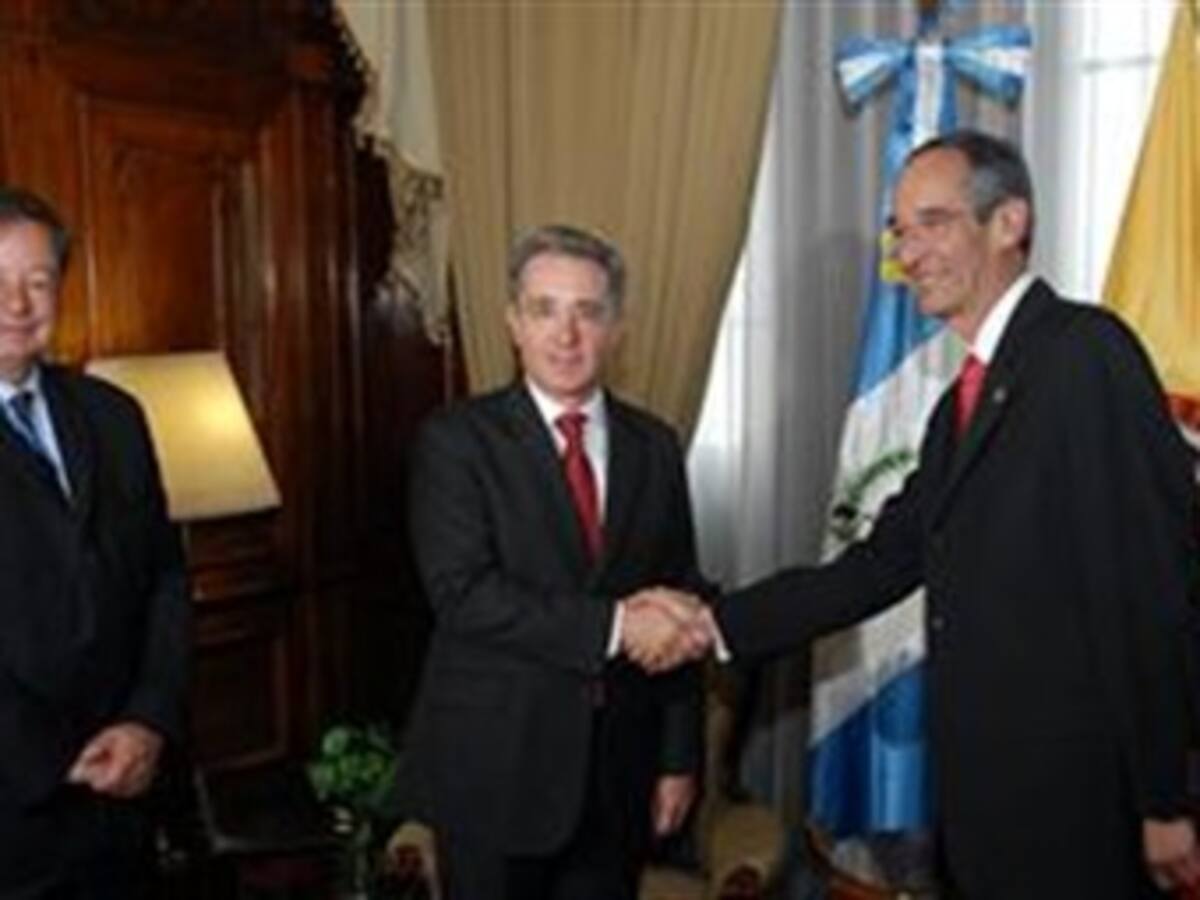 Uribe reafirma su apoyo al combate del narcotráfico en su visita a Guatemala