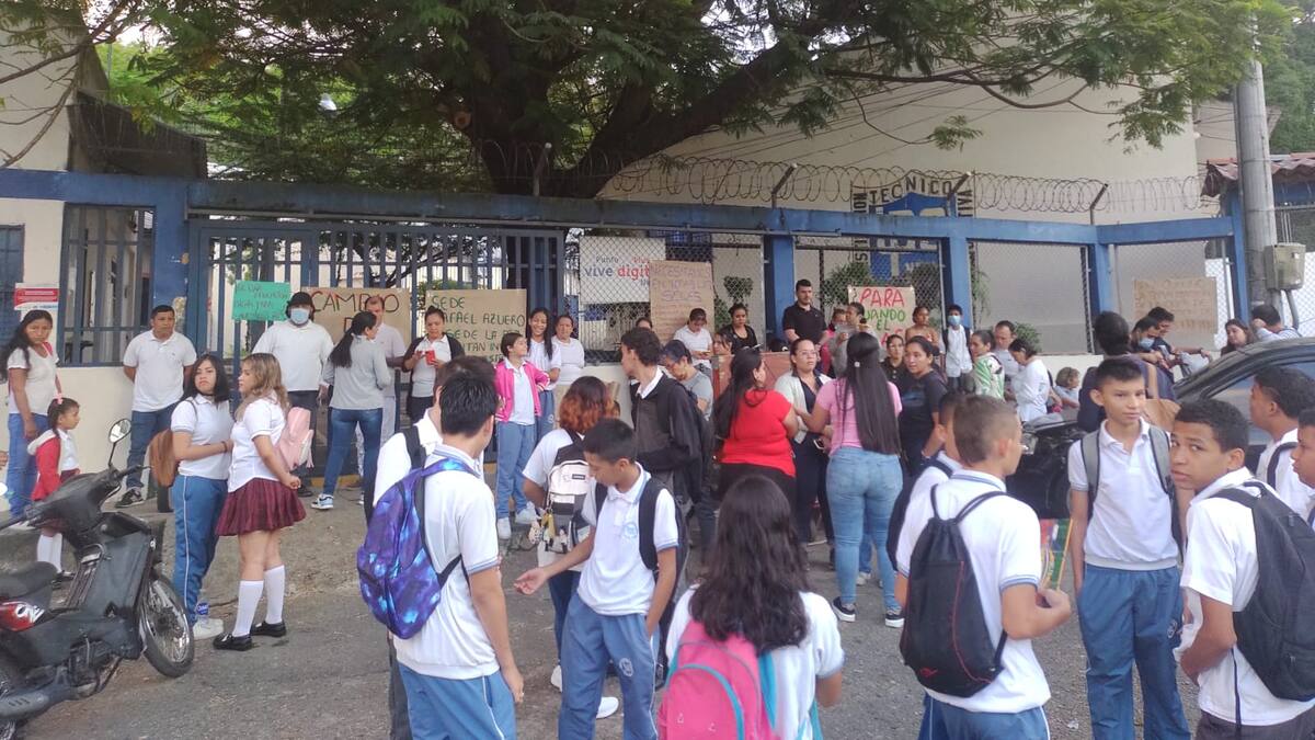 Plantón en colegio IPC de la comuna ocho de Neiva