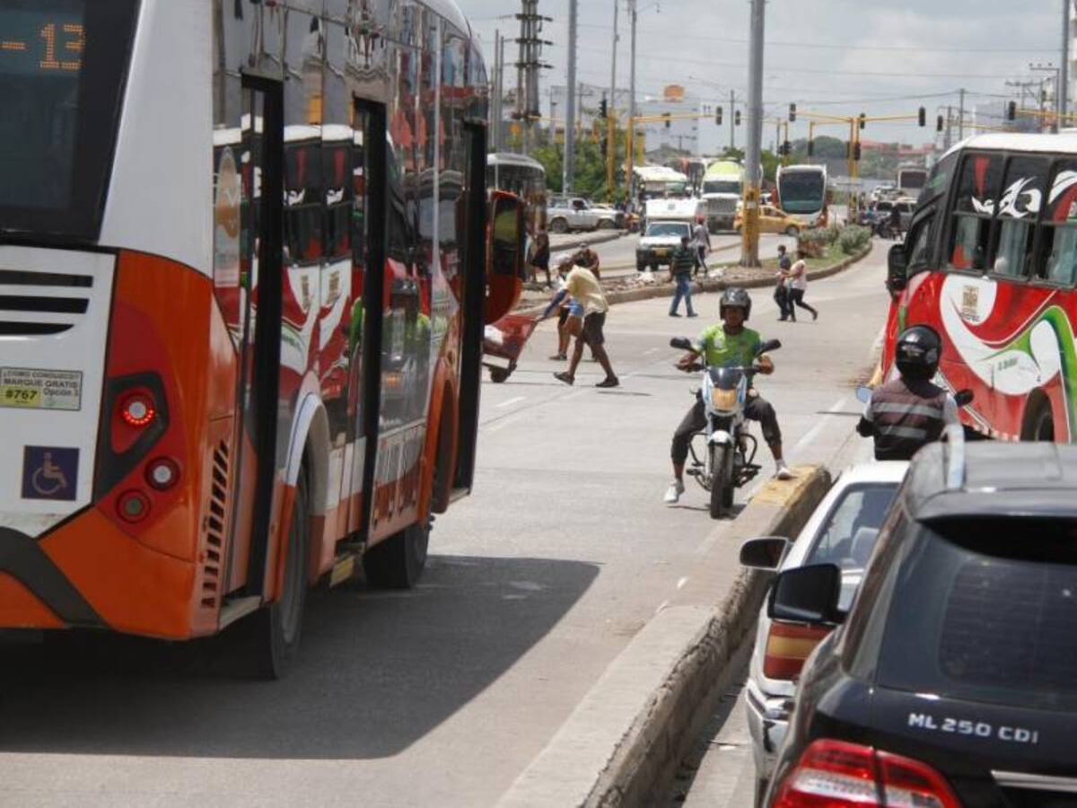 Conductores de Transcaribe reclaman al DATT más controles en carril ‘solobús’