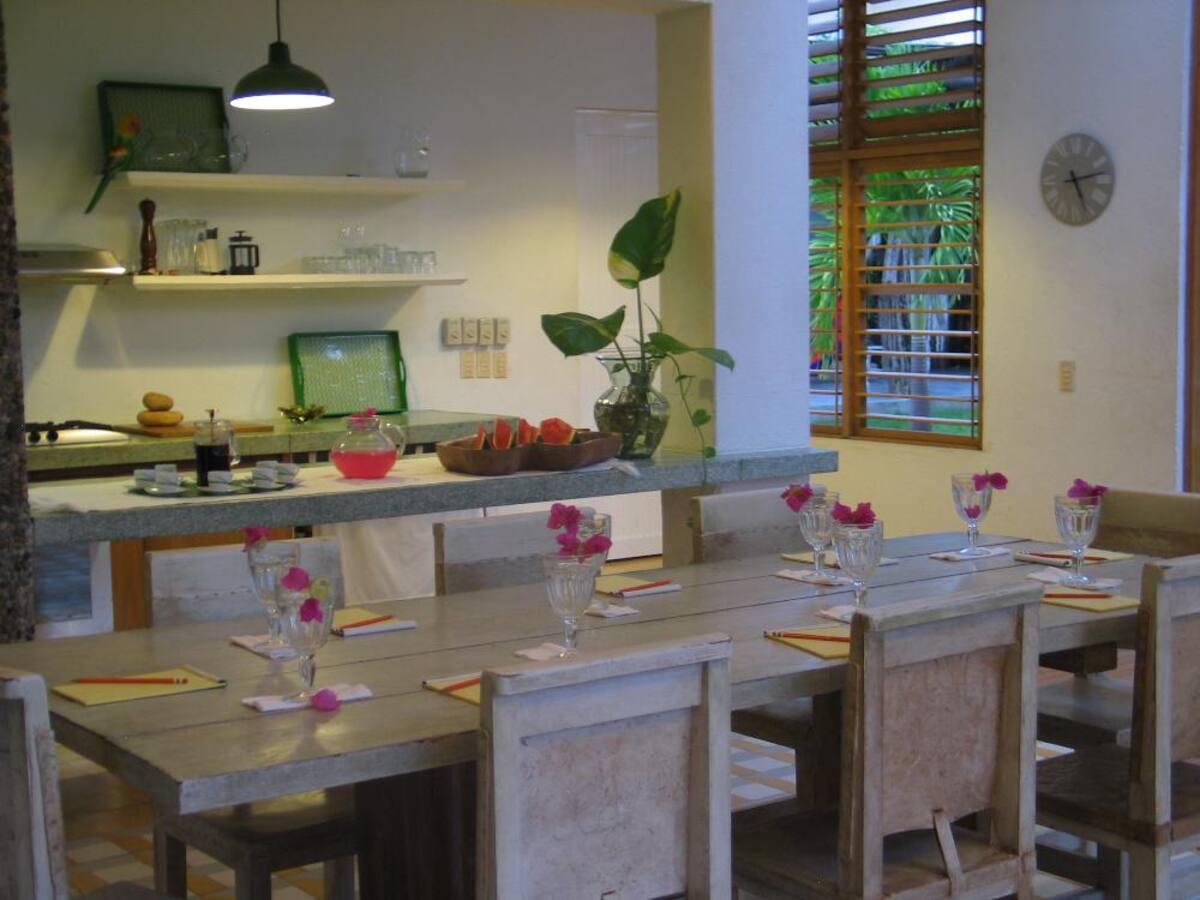 Levantarse en la mañana en un buen día soleado en el Hotel Boutique Casa Rosalía, en Valledupar, le levanta el ánimo al más triste, con esa luz brillante, viva, y ese desayuno con arepa típica vallenata preparada a la usanza de la dueña de la casa, horneadas sobre hojas del mango del patio, no deja espacio para las tristezas.