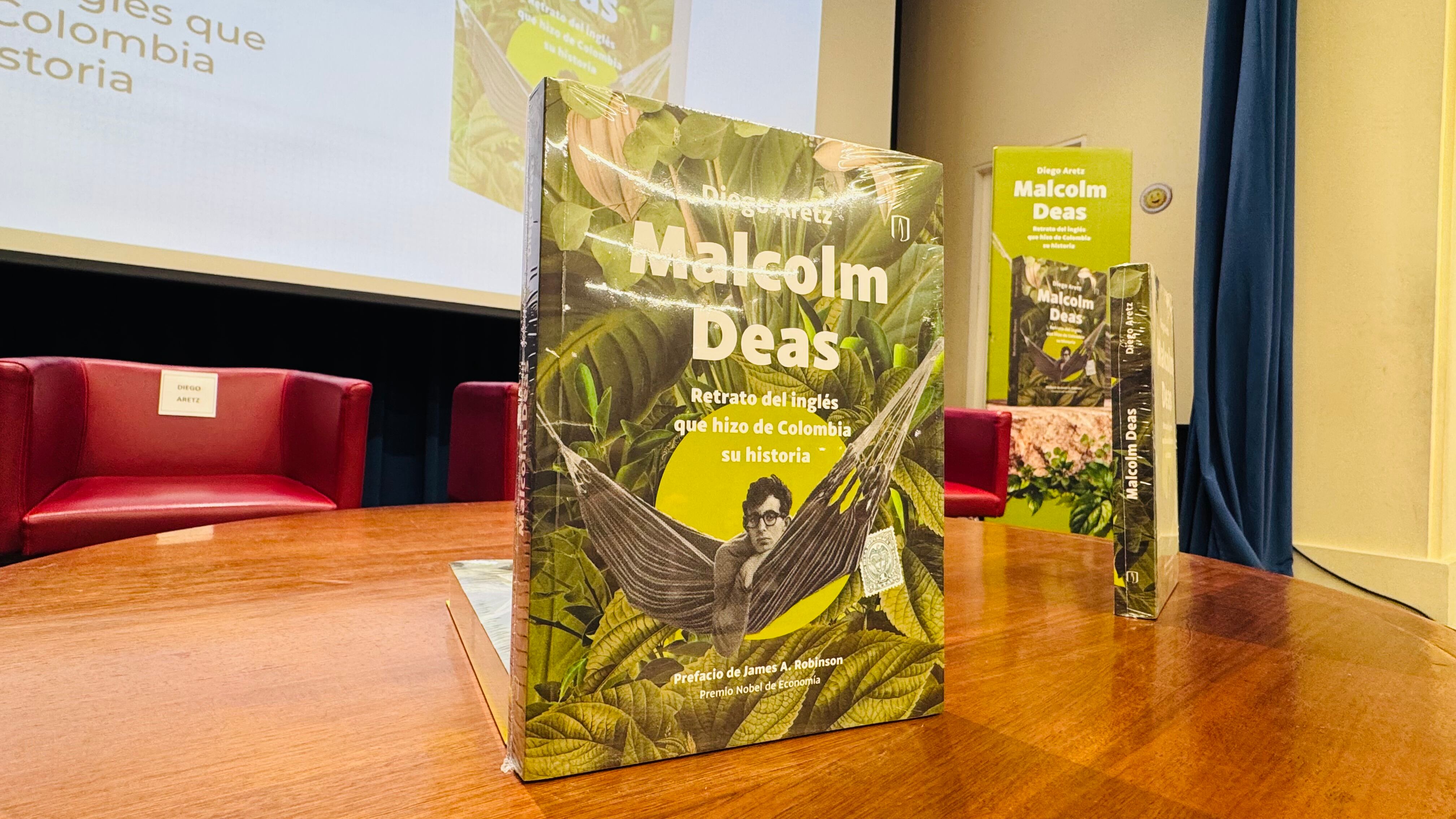 El libro está disponible directamente en formato físico en la Tienda Virtual de Ediciones Uniandes, la editorial universitaria que publicó la obra. También se encuentra en el catálogo en línea y físico de las principales librerías colombianas como la Librería Nacional y a través de plataformas de distribución como Universilibros. | Foto: Caracol Radio - Juan Camilo Paiba