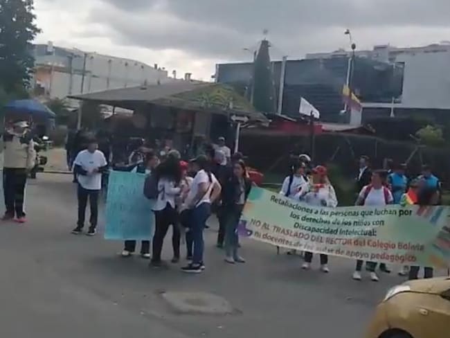 Caos en la calle 26 en Bogotá: protestas contra la Secretaría de Educación