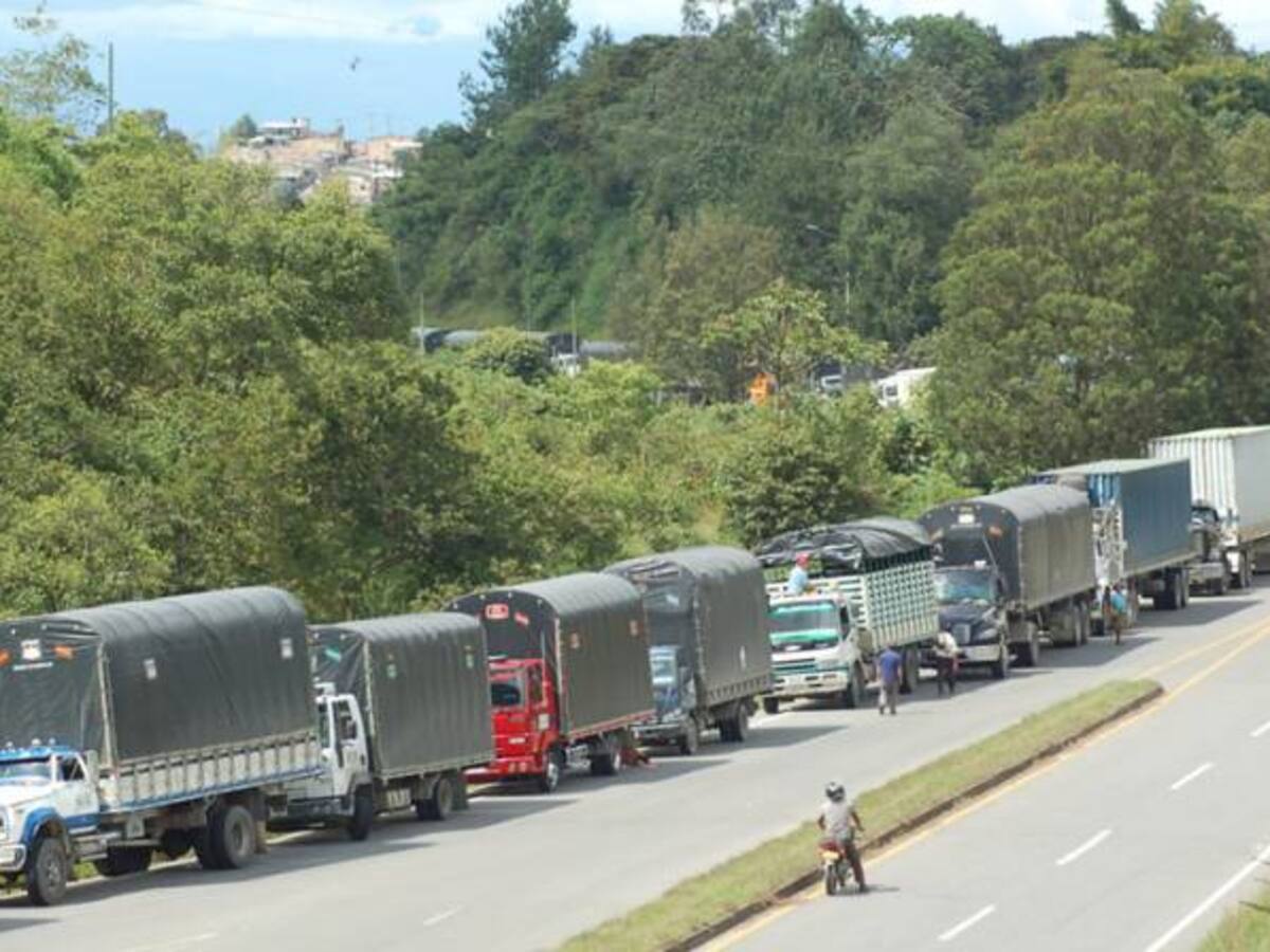 Sobran 200.000 vehículos de carga en el país: Confederación de Transportadores