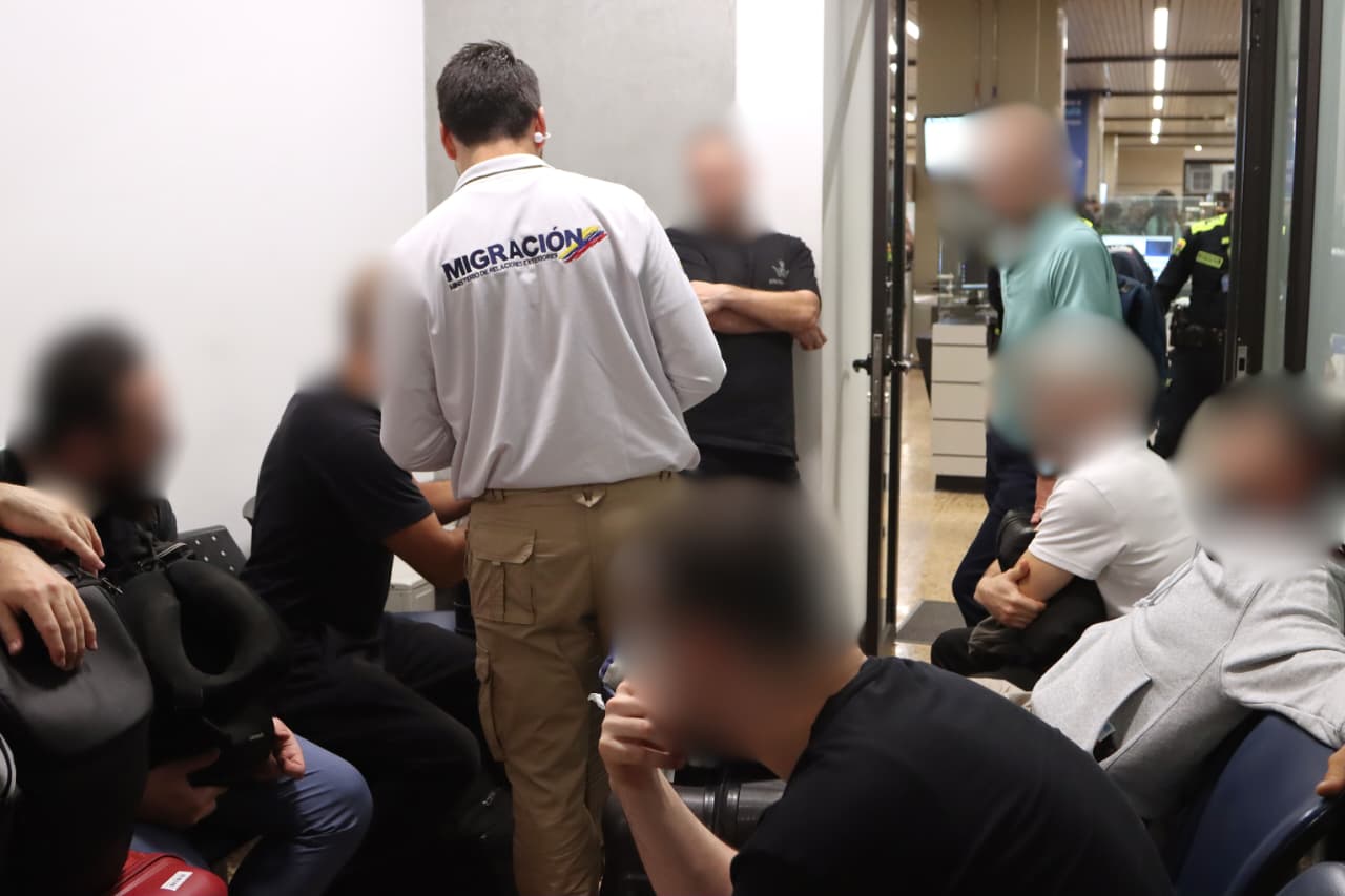 Grupo de inadmitidos en el Aeropuerto Internacional José María Córdova de Rionegro. Cortesía: Migración Colombia.