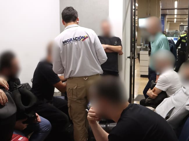 Grupo de inadmitidos en el Aeropuerto Internacional José María Córdova de Rionegro. Cortesía: Migración Colombia.