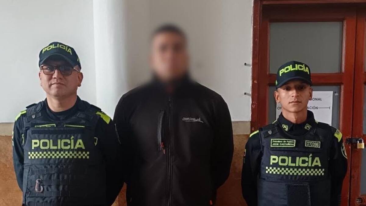 Capturan a falso asesor comercial de bancos en Bogotá: usaba chips, tarjetas y documentos falsos