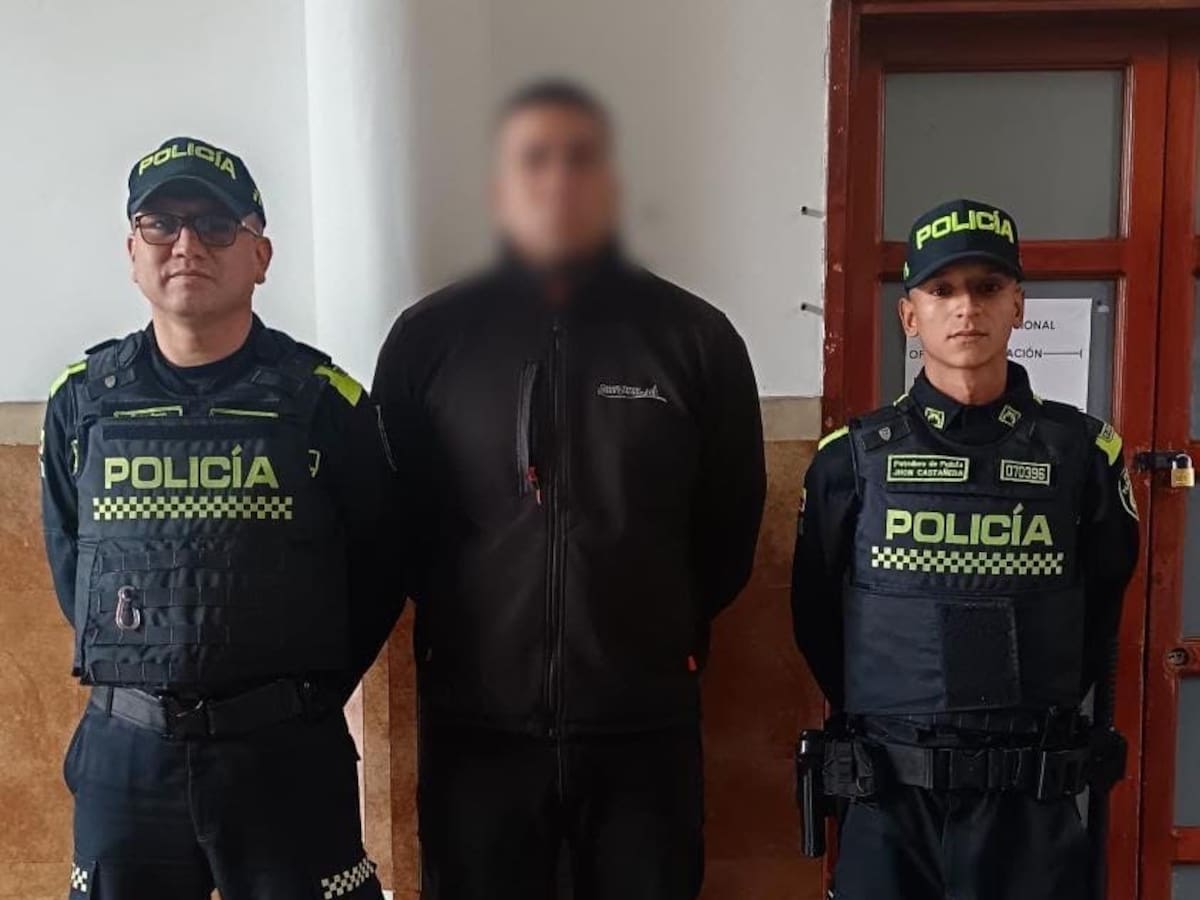 Capturan a falso asesor comercial de bancos en Bogotá: usaba chips, tarjetas y documentos falsos