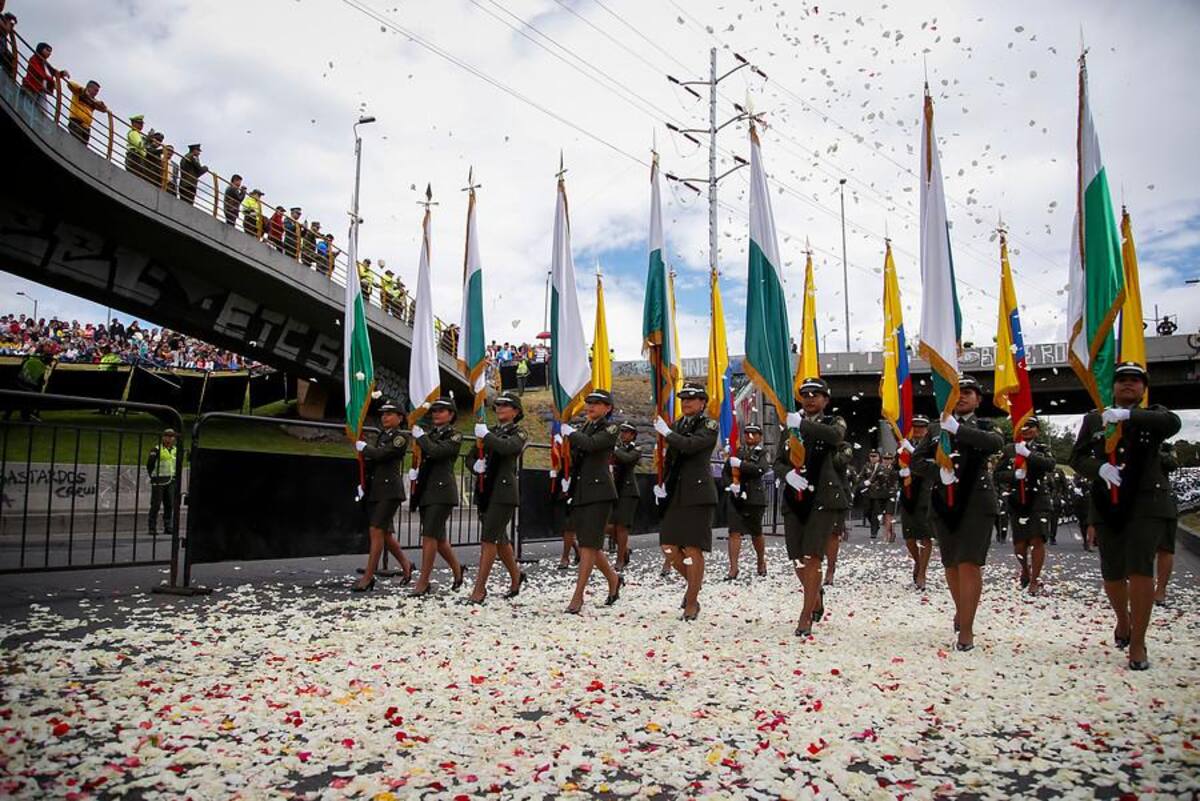 Miles de bogotanos salieron a las calles a observar el desfile del 20 de julio que realizan las Fuerzas Armadas Colombianas.