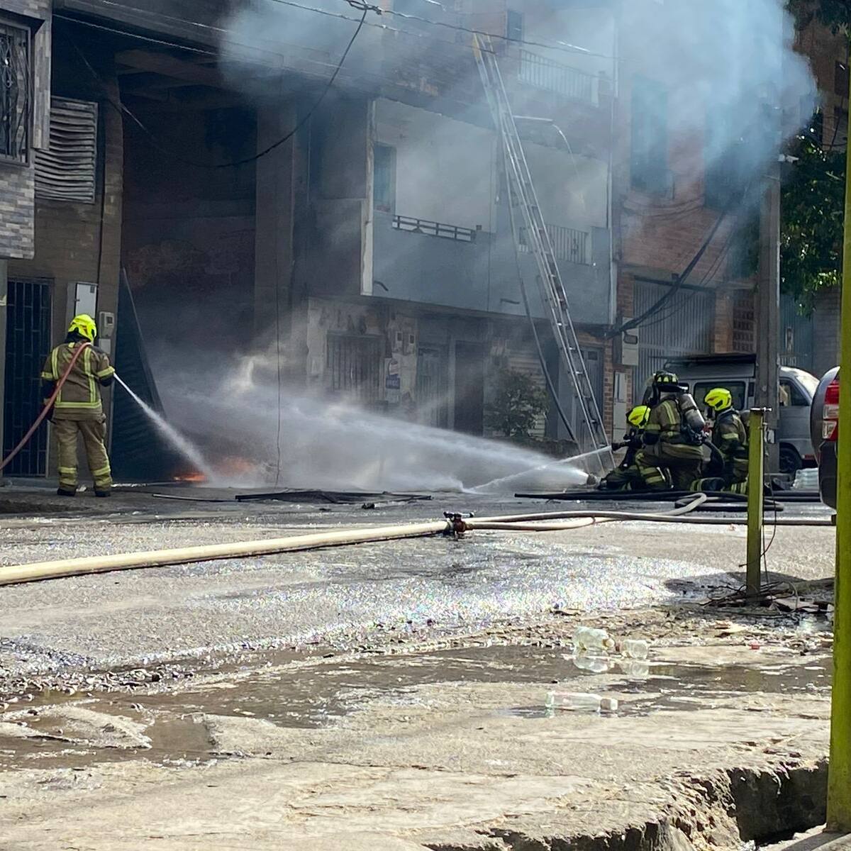 Cinco bomberos y dos trabajadores lesionados en el incendio en el norte de Medellín