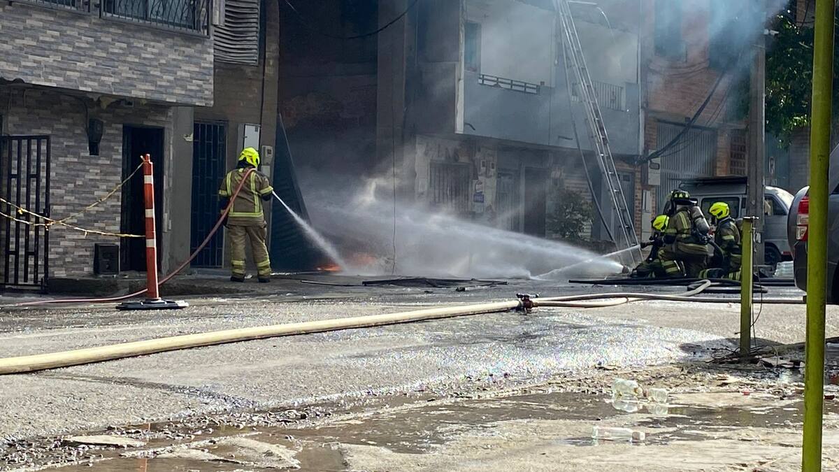 Cinco bomberos y dos trabajadores lesionados en el incendio en el norte de Medellín