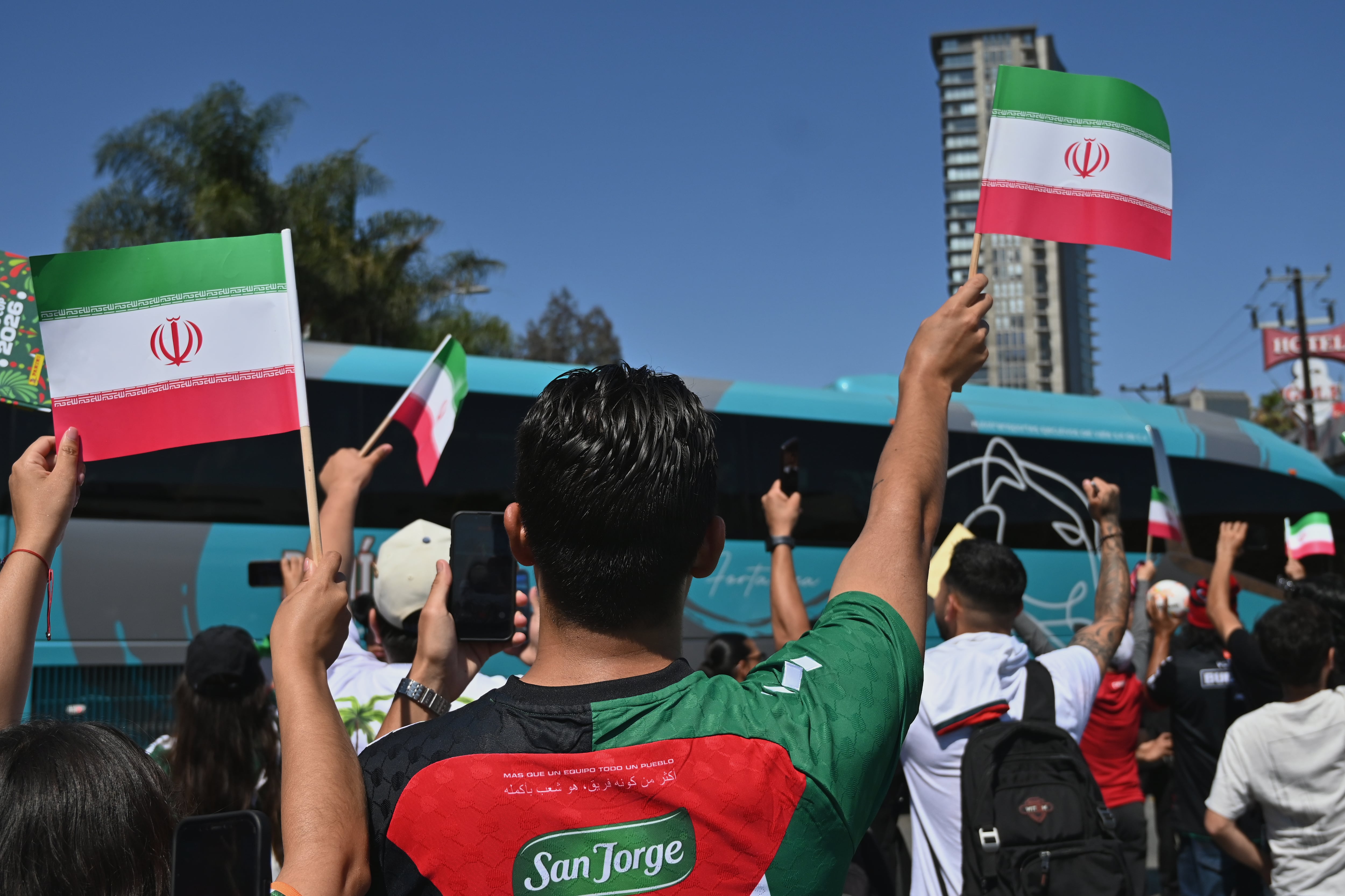 Aficionados iraníes en Tijuana celebrando el paso de su selección antes de disputar el Mundial 2026 (Cortesía: Carlos Moreno/Anadolu via Getty Images)