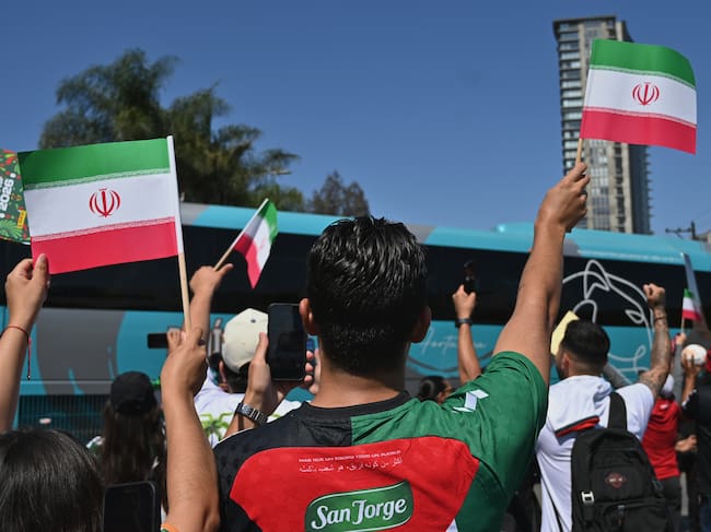 Aficionados iraníes en Tijuana celebrando el paso de su selección antes de disputar el Mundial 2026 (Cortesía: Carlos Moreno/Anadolu via Getty Images)