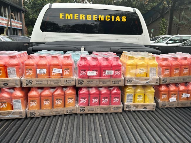 La FLA entregó 300 kits de hidratación a los bomberos de Antioquia. Foto: Gobernación de Antioquia.