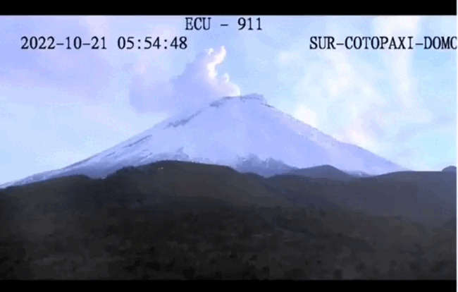 Emisión de gases del volcán Cotopaxi, al sur de Quito (Ecuador).        (Cortesía Instituto Geofísico de Ecuador)