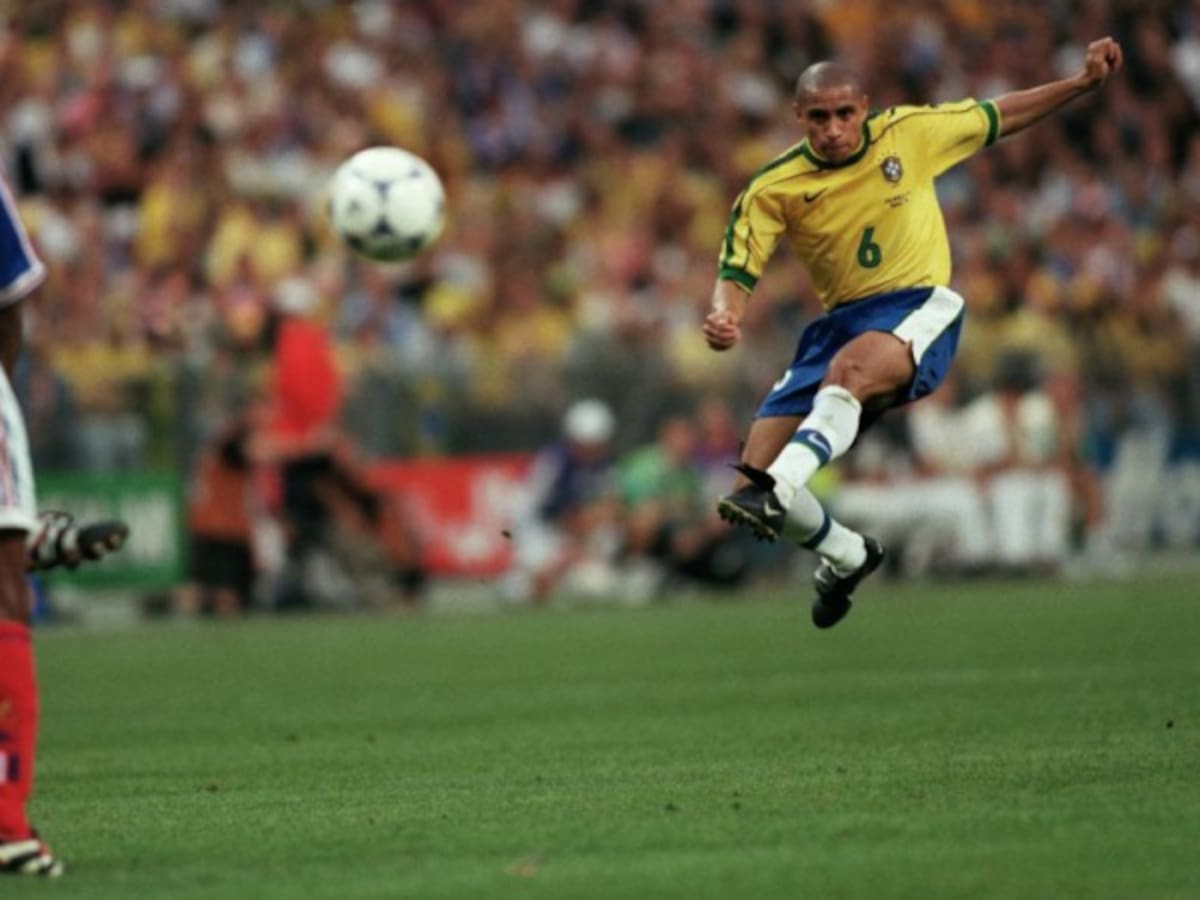 Roberto Carlos quiso emular su mítico tiro libre ante Francia... esto fue lo que pasó