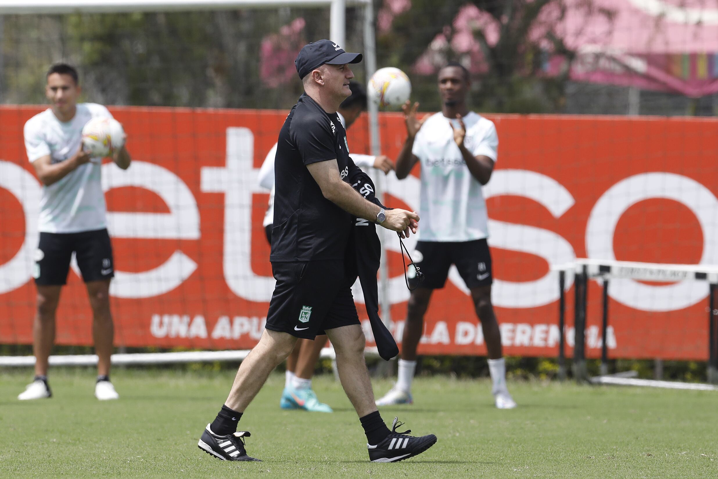 AME5508. GUARNE (COLOMBIA), 05/03/2024.- El director técnico uruguayo Pablo Repetto (c), nuevo entrenador del Atlético Nacional, dirige un entrenamiento este martes, en la sede deportiva del equipo en Guarne, departamento de Antioquia (Colombia). Pablo Repetto fue presentado este martes como nuevo entrenador de Atlético Nacional, con el que firmó contrato hasta diciembre de 2025 para reemplazar al colombiano Jhon Jairo Bodmer. Repetto, de 49 años, dirigirá por primera vez en el fútbol colombiano y lo hará tras ser despedido hace tres semanas por Santos Laguna del fútbol mexicano ante el bajo rendimiento del equipo en el Torneo Clausura 2024. EFE/ Luis Eduardo Noriega Arboleda