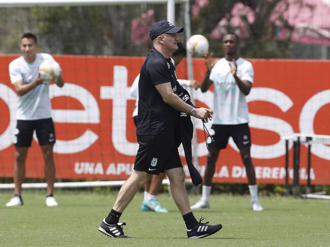 AME5508. GUARNE (COLOMBIA), 05/03/2024.- El director técnico uruguayo Pablo Repetto (c), nuevo entrenador del Atlético Nacional, dirige un entrenamiento este martes, en la sede deportiva del equipo en Guarne, departamento de Antioquia (Colombia). Pablo Repetto fue presentado este martes como nuevo entrenador de Atlético Nacional, con el que firmó contrato hasta diciembre de 2025 para reemplazar al colombiano Jhon Jairo Bodmer. Repetto, de 49 años, dirigirá por primera vez en el fútbol colombiano y lo hará tras ser despedido hace tres semanas por Santos Laguna del fútbol mexicano ante el bajo rendimiento del equipo en el Torneo Clausura 2024. EFE/ Luis Eduardo Noriega Arboleda