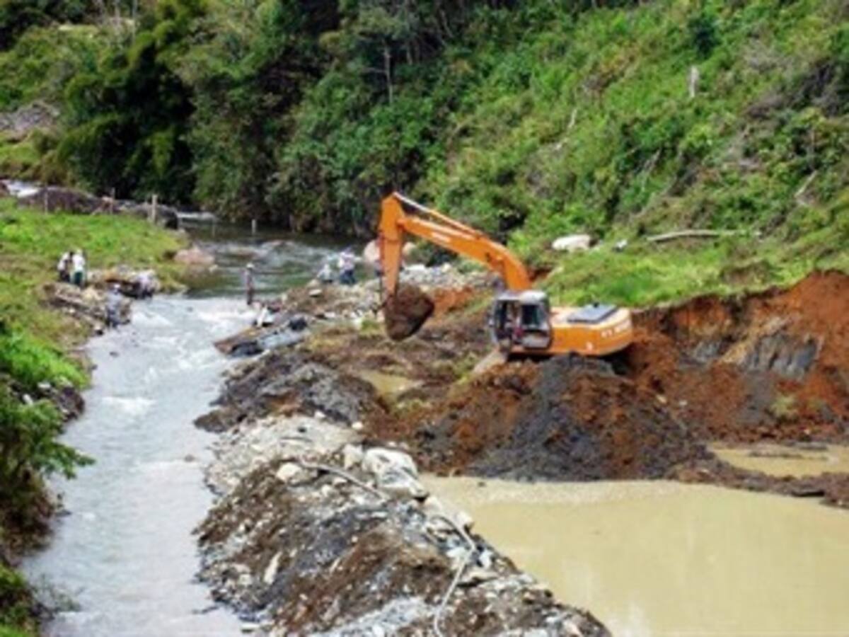 La minería ilegal es una amenaza a la seguridad del país: Renjifo