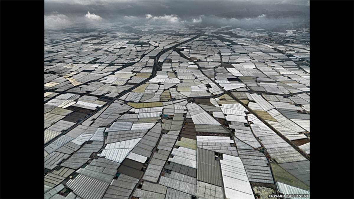 Agua es la más reciente entrega de la investigación del artista sobre nuestro entorno continuamente comprometido, tras mostrar proyectos previos como Aceite, Minas, Canteras y China (Terrazas de arroz #2, Provincia Occidental de Yunan, China, 2012).