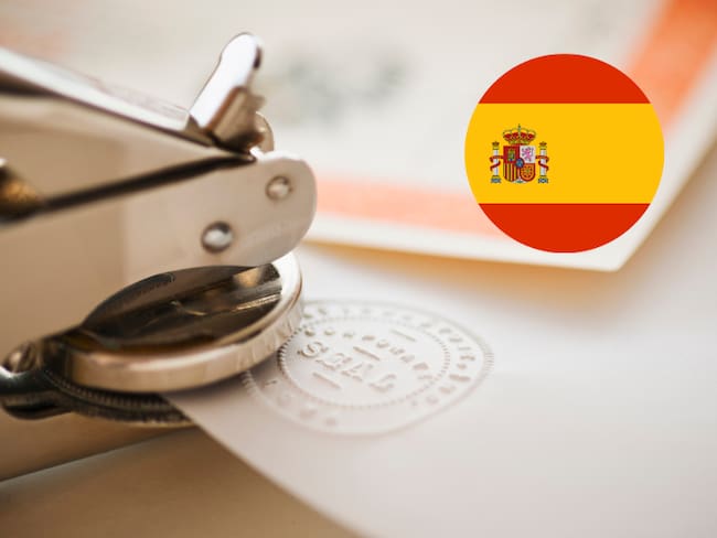 Estampador realizando un sello sobre papel / España (Getty Images)