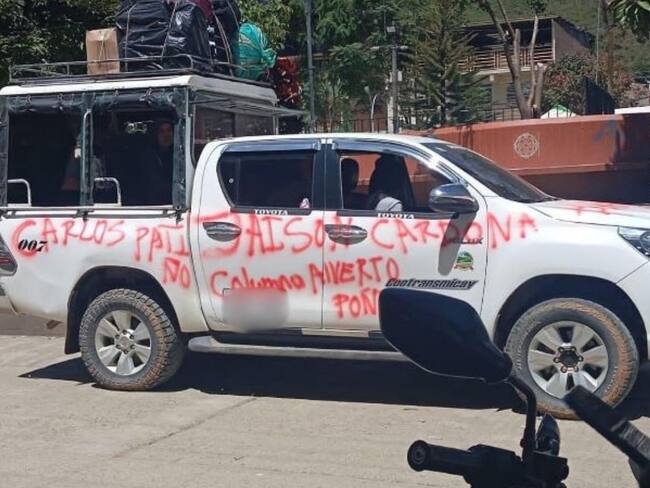 Disidencias instalaron retenes, pidieron cédula y pintaron vehículos en Cauca