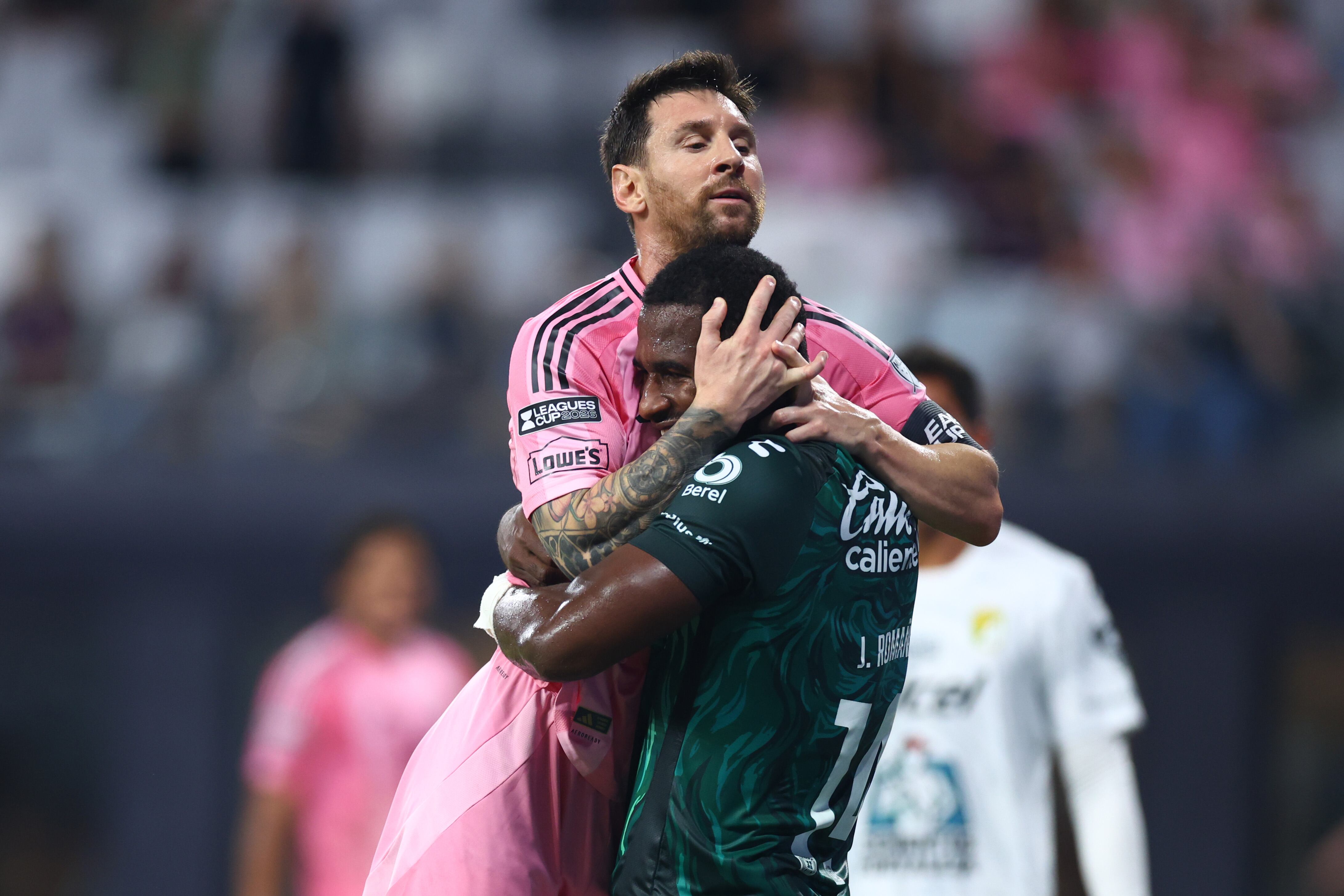 Lionel Messi y su abrazo con Jhohan Romaña durante el juego entre Inter Miami y León. (Photo by Megan Briggs - Leagues Cup/MLS via Getty Images)