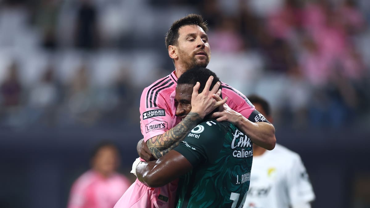 Video: El emotivo abrazo de Jhohan Romaña a Lionel Messi en su regreso a las canchas