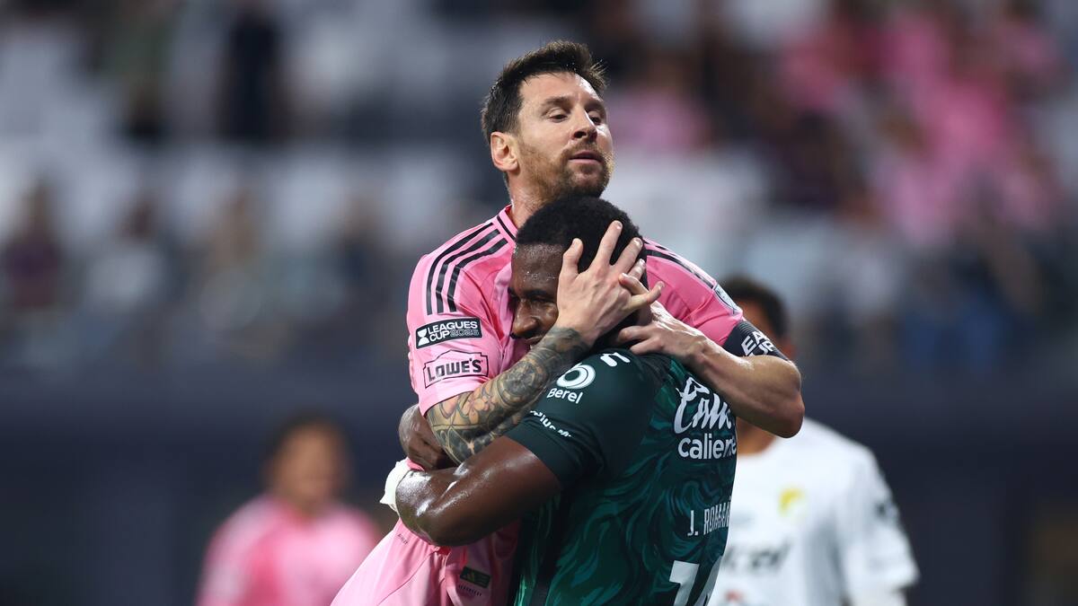 Video: El emotivo abrazo de Jhohan Romaña a Lionel Messi en su regreso a las canchas