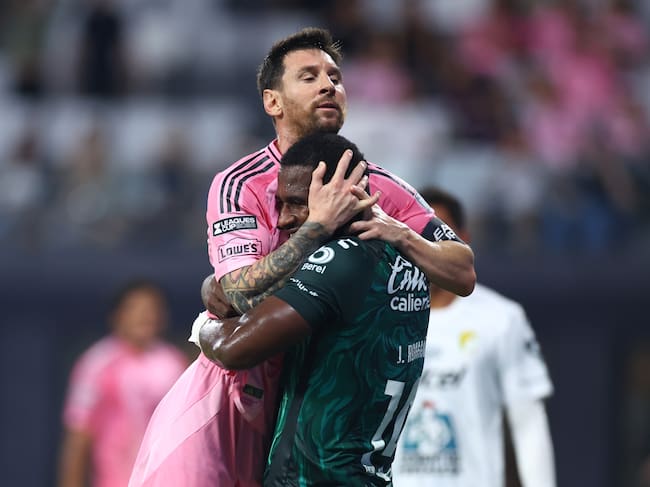 Lionel Messi y su abrazo con Jhohan Romaña durante el juego entre Inter Miami y León. (Photo by Megan Briggs - Leagues Cup/MLS via Getty Images)