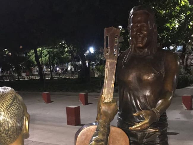 Estatua de Carlos Vives en Ciénaga, Magdalena no se parece al original