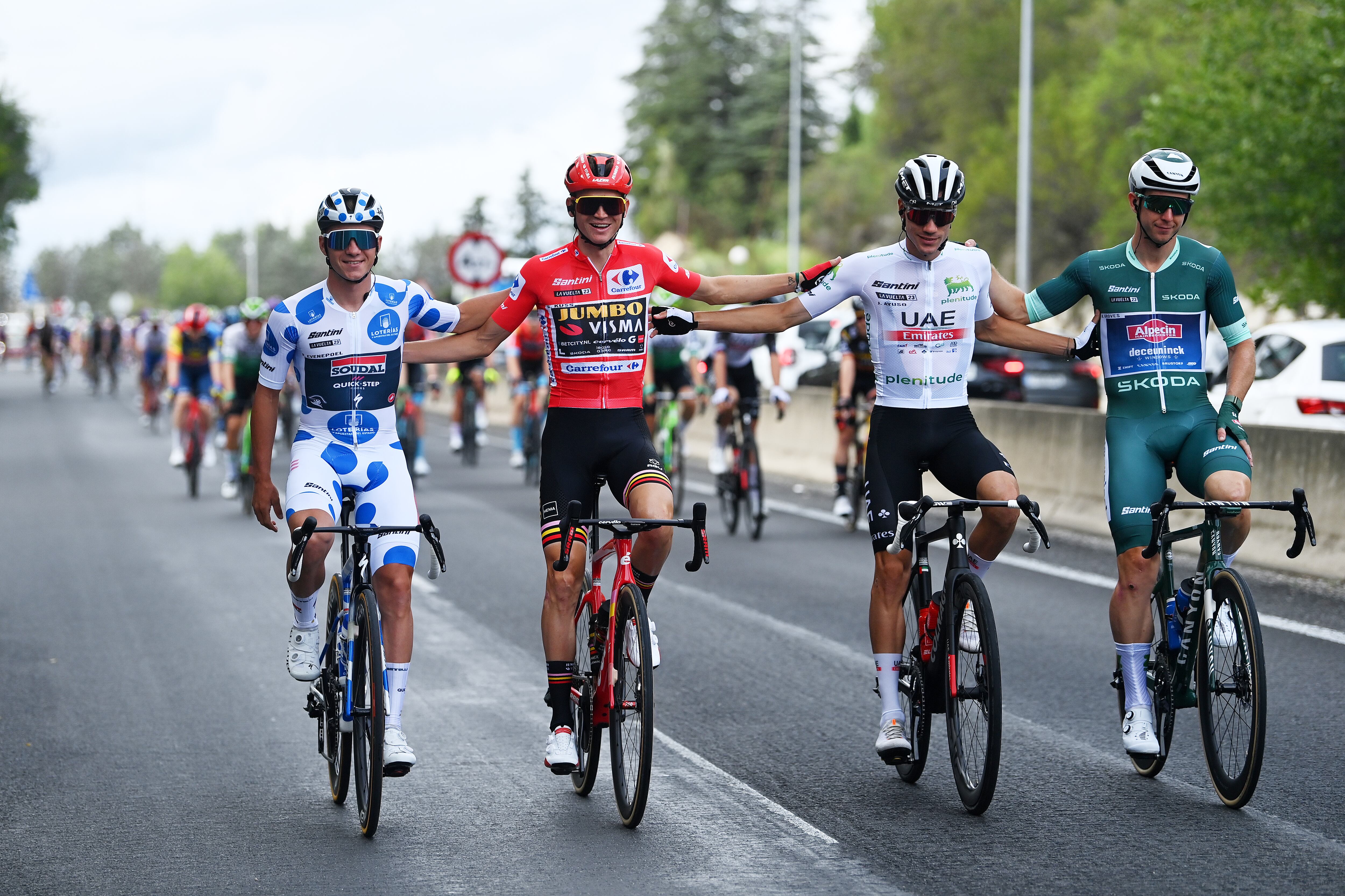 Sepp Kuss (rojo) y Kaden Groves (verde), campeón de la Vuelta y ganador de la última etapa, respectivamente. (Photo by Tim de Waele/Getty Images)