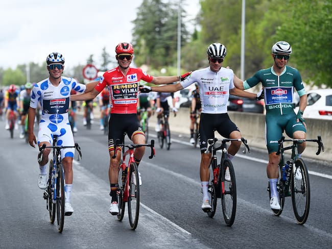 Sepp Kuss (rojo) y Kaden Groves (verde), campeón de la Vuelta y ganador de la última etapa, respectivamente. (Photo by Tim de Waele/Getty Images)