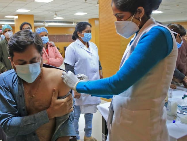 Aplicación de vacunas contra el coronavirus en India.      Foto: Getty 