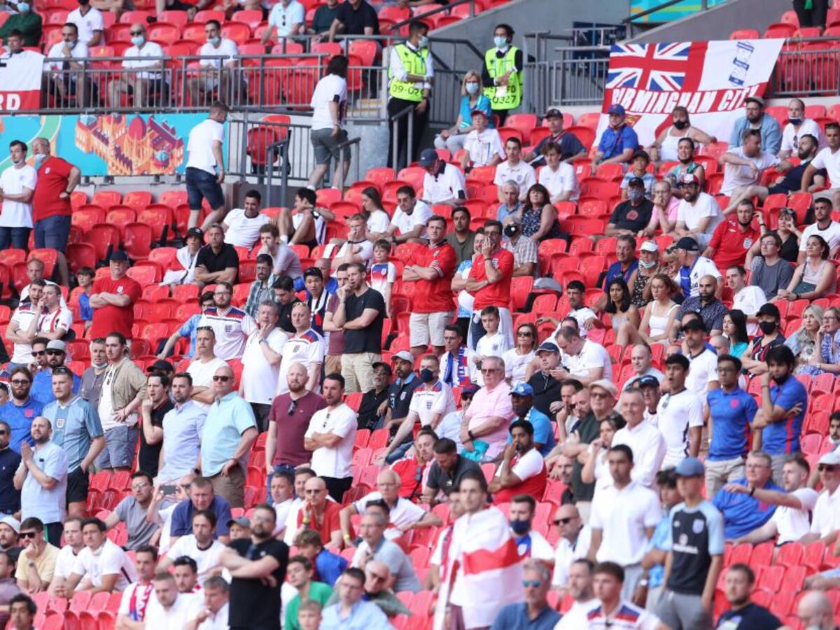 Le ganó la emoción: aficionado se cayó de la grada en Wembley y está grave