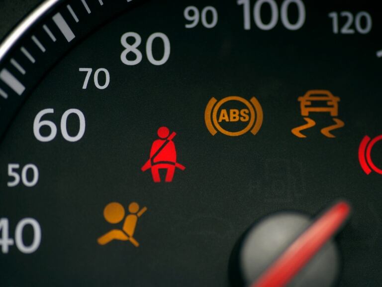 Tablero de carro con testigos encendidos // Getty Images