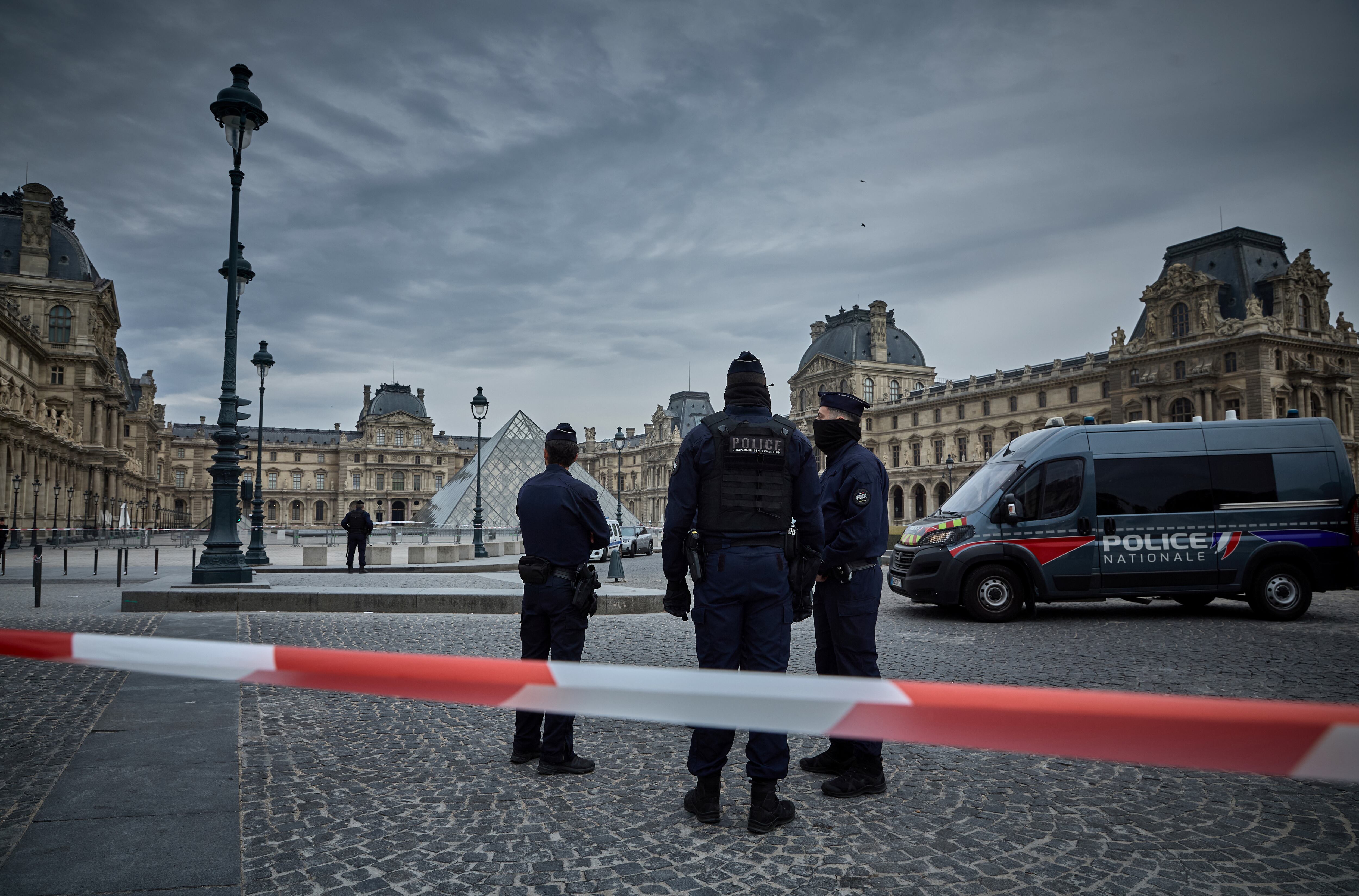 Investigación del robo al Museo del Louvre, en Francia. 
(Foto:    Kiran Ridley/Getty Images)