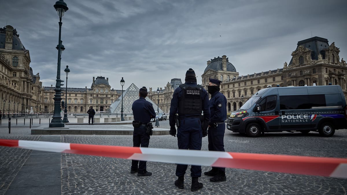 Cuatro nuevos detenidos por el robo de ocho joyas del Museo del Louvre en Francia