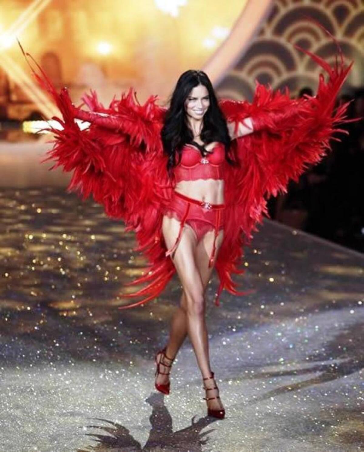 La modelo brasileña Adriana Lima, durante el desfile de la marca de lencería Victoria's Secret, en Lexington Armory, Nueva York