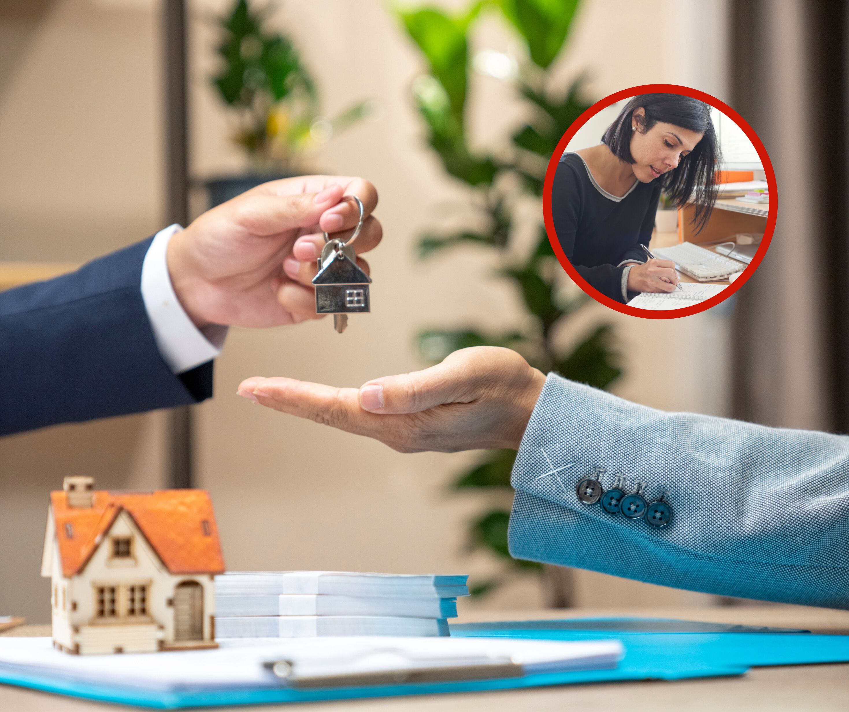 Traspaso de llaves de una vivienda junto a una mujer que realiza una lista (Foto vía Getty Images)