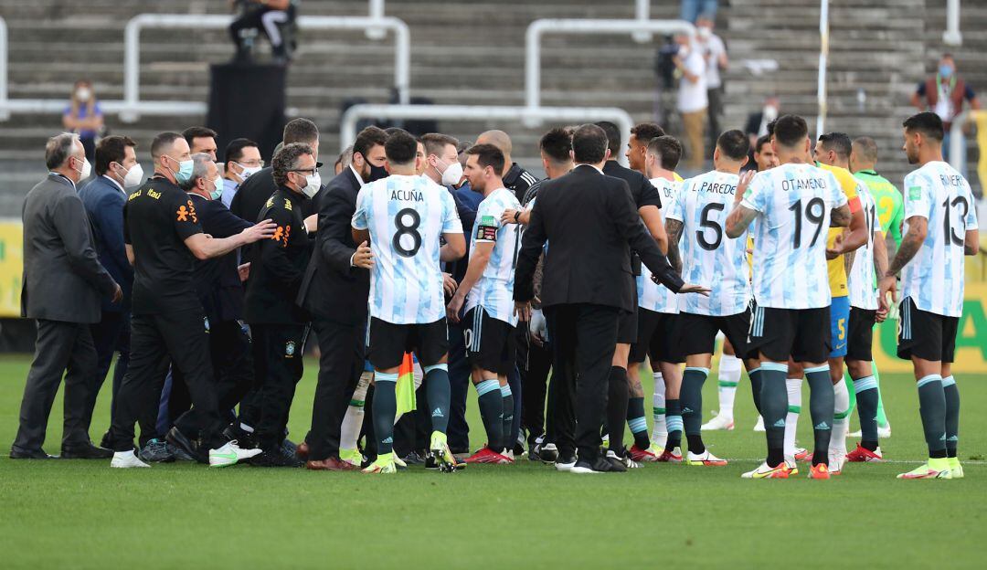Los jugadores de Argentina protestan ante las autoridades sanitarias de Brasil.