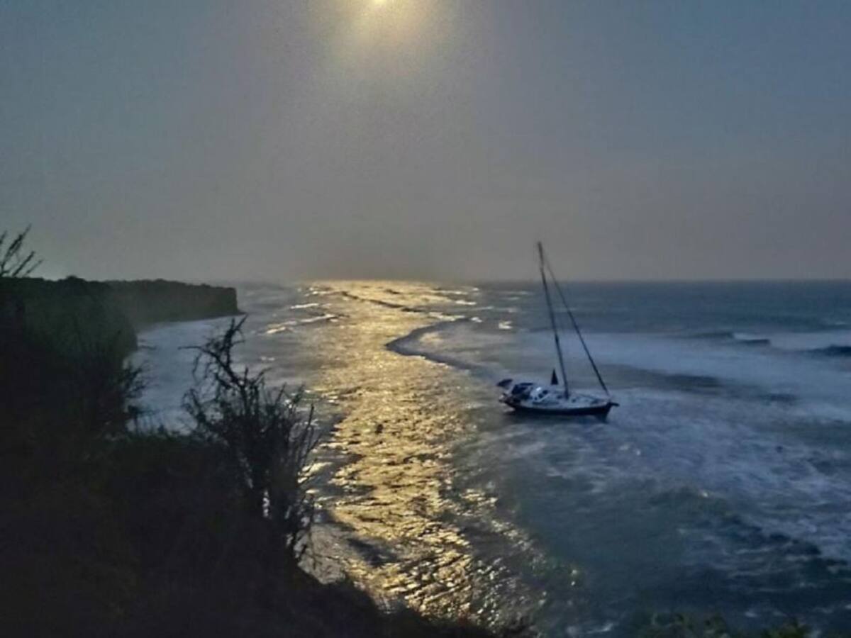 Tres franceses rescatados tras quedar a la deriva en Punta Canoa, Cartagena