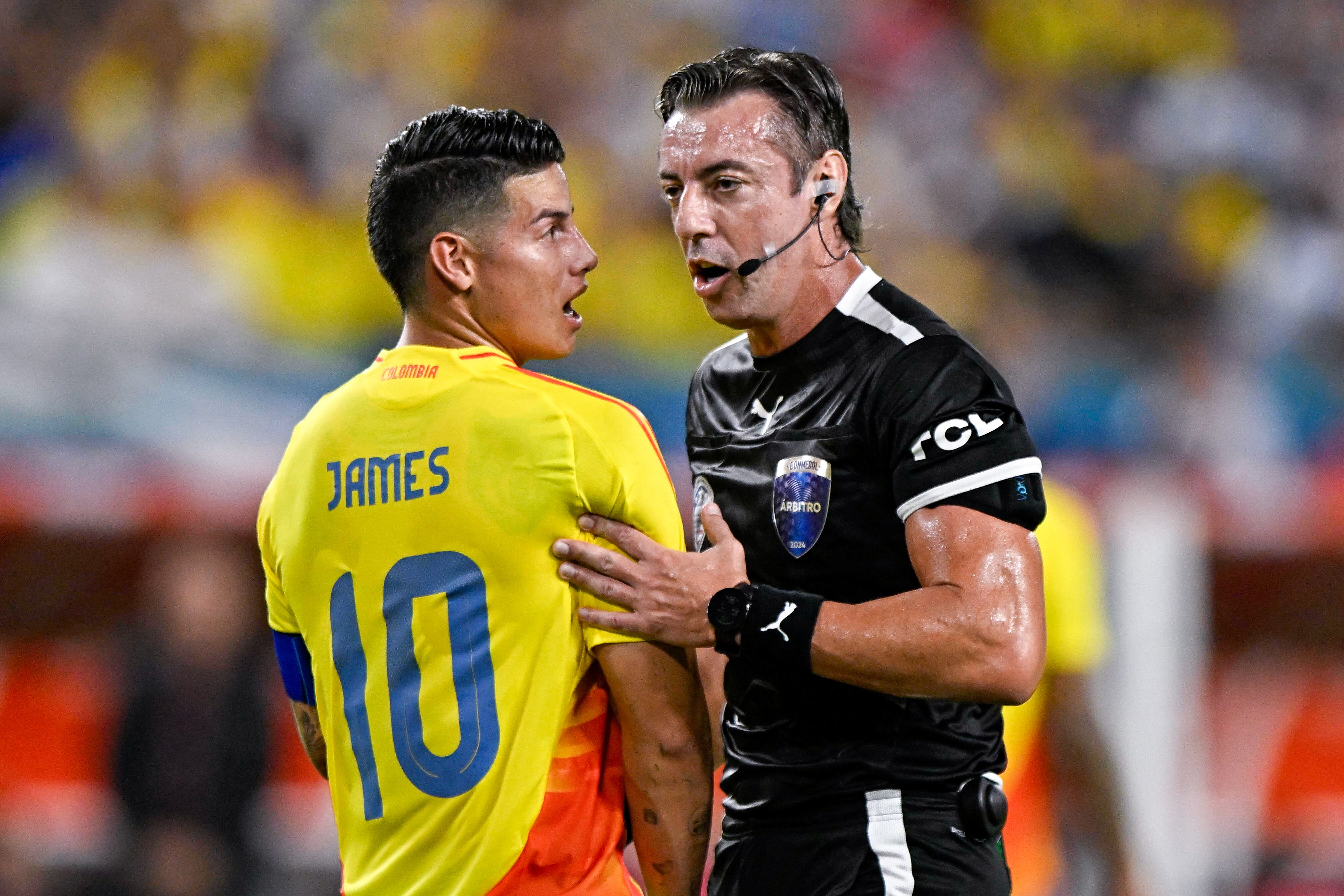 James Rodríguez y el juez Raphael Claus en la Copa América 2024. (Photo by Pablo Morano/BSR Agency/Getty Images)