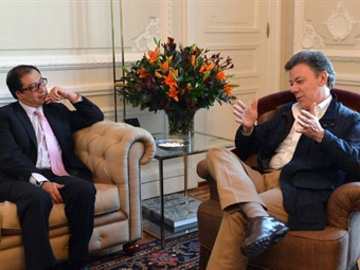 Con un “no” responde Petro invitación de Santos de subirse a la locomotora de la vivienda