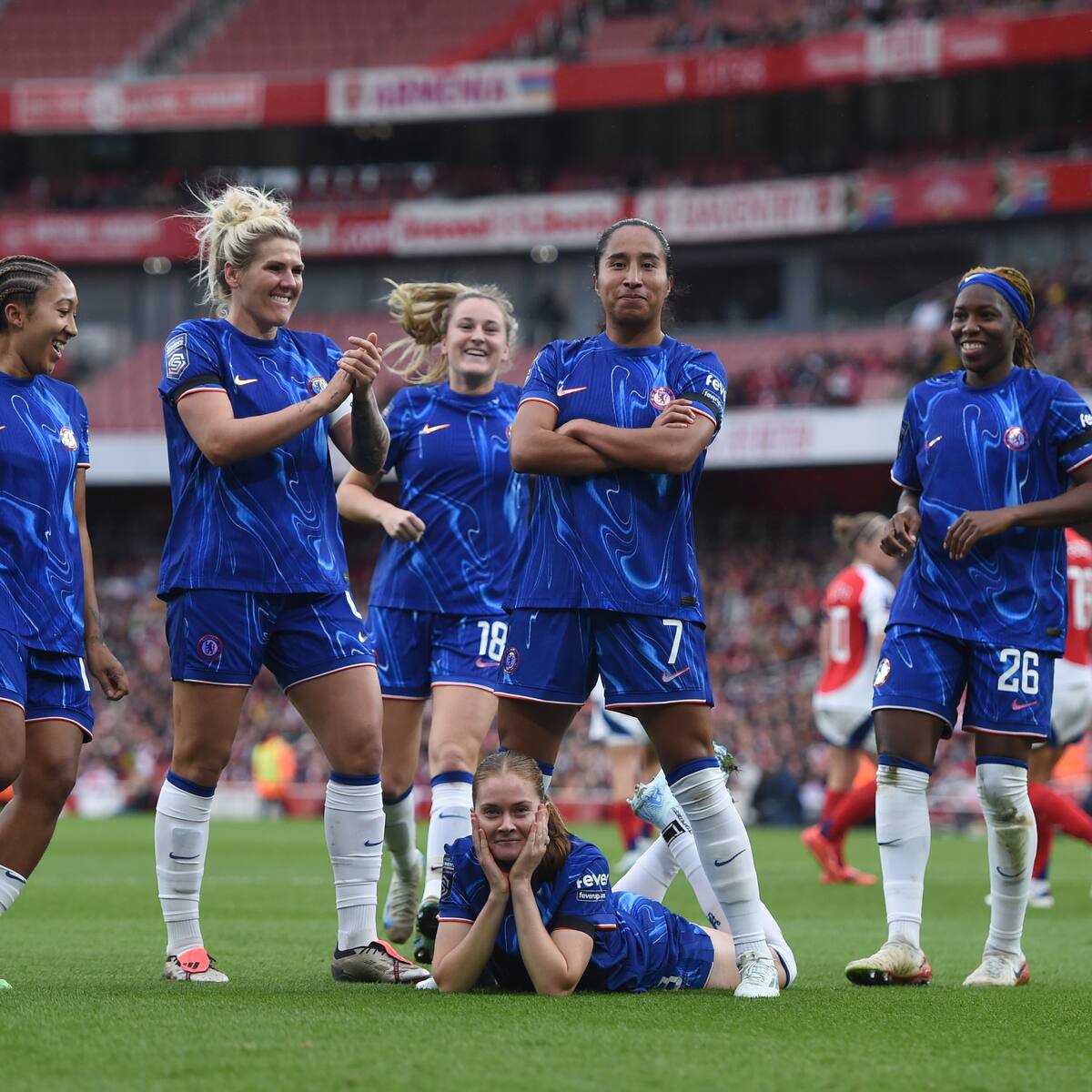 Video: Mayra Ramírez marcó un golazo en el clásico de Londres ante el Arsenal