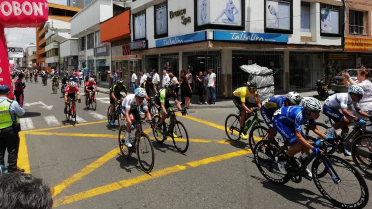 Por competencia ciclística vía cerrada Quimbaya-Montenegro-Pueblo Tapao-La Tebaida