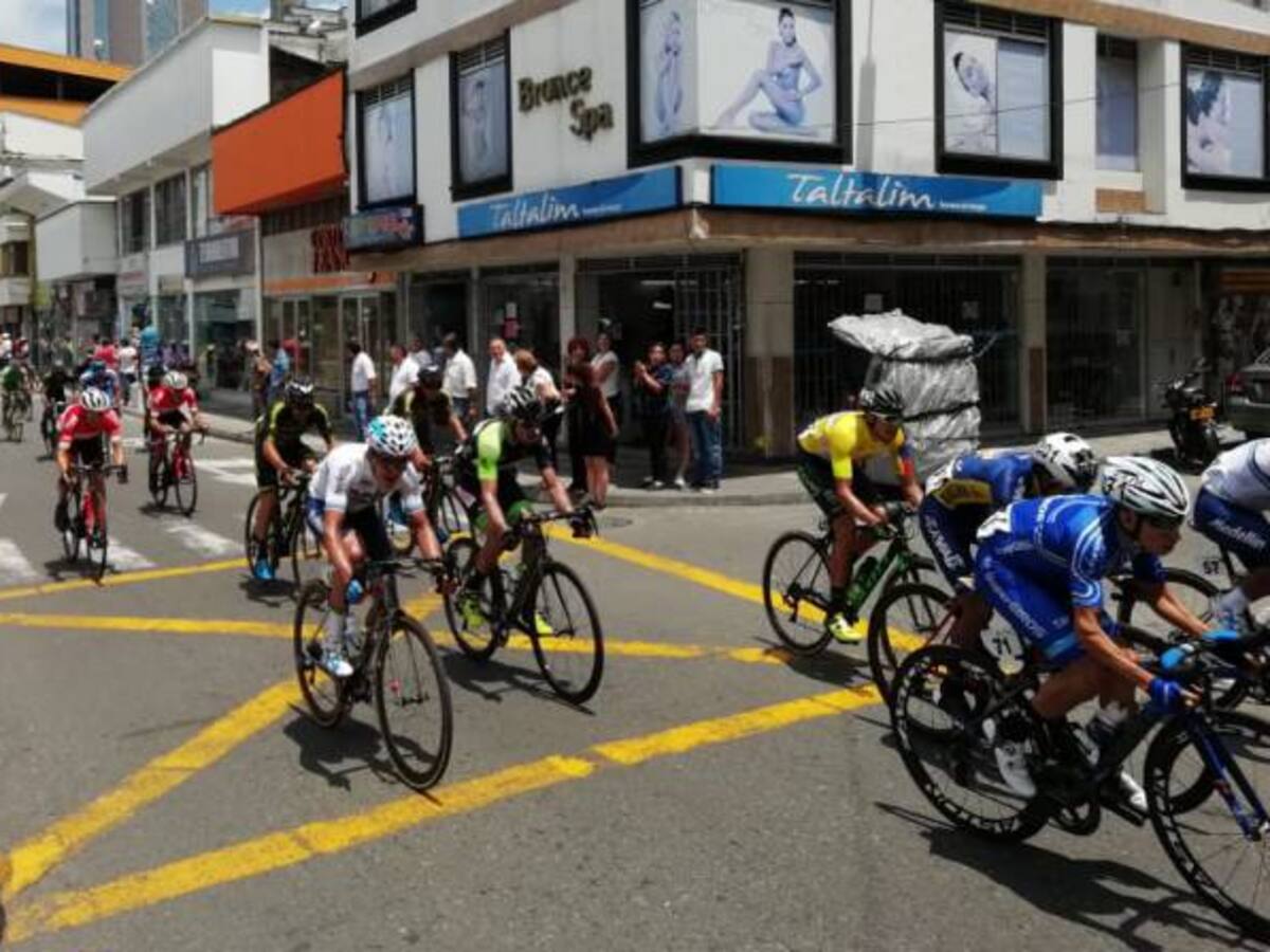 Por competencia ciclística vía cerrada Quimbaya-Montenegro-Pueblo Tapao-La Tebaida
