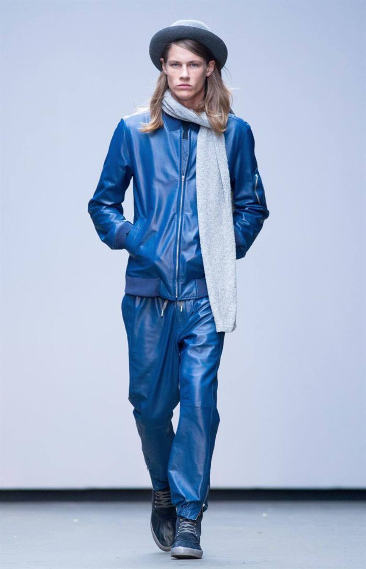 Una serie de modelos presentan la colección de otoño, invierno 2015 en la semana de la moda masculina en Londres, Inglaterra, que se realizará hasta el próximo 12 de enero.